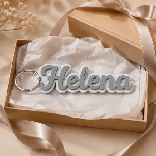 Chaveiro cinza com o nome Helena, apresentado em uma caixa de presente.